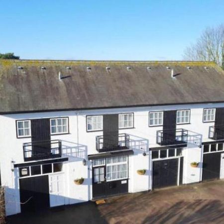 Stratton Cottage Guesthouse Biggleswade Ngoại thất bức ảnh The former railway station at Great Malvern