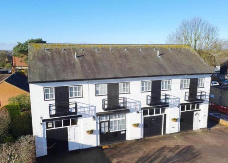 Stratton Cottage Guesthouse Biggleswade Ngoại thất bức ảnh The former railway station at Great Malvern