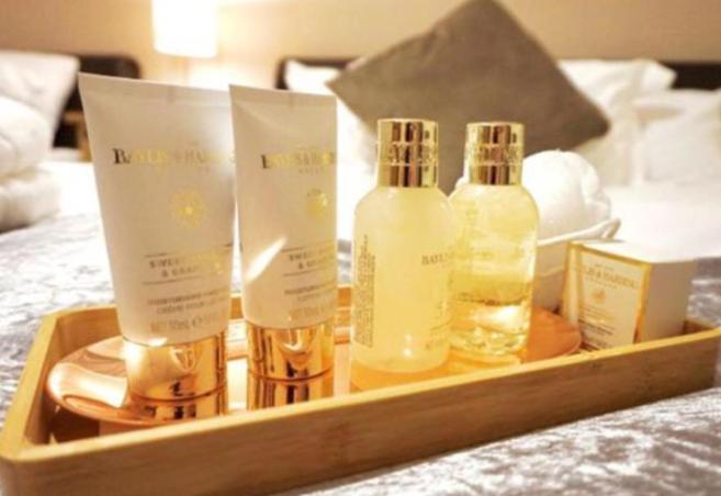 Stratton Cottage Guesthouse Biggleswade Ngoại thất bức ảnh A selection of amenities by L'Occitane