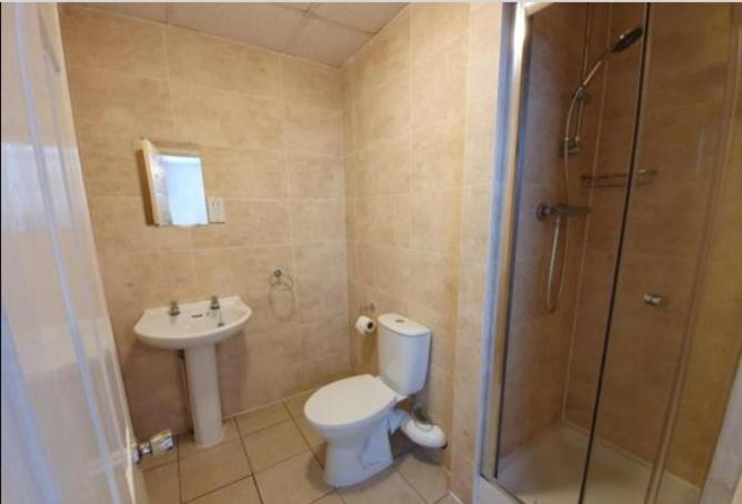 Stratton Cottage Guesthouse Biggleswade Ngoại thất bức ảnh A wet room